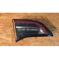 TESLA MODEL 3 LAMPA LEWY TYŁ W KLAPE 1077401 1077403
