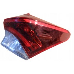 LAMPA PRAWY TYŁ TYLNA TOYOTA AURIS II LIFT KOMBI